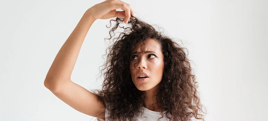 Come prevenire la caduta e la forfora durante il cambio di stagione