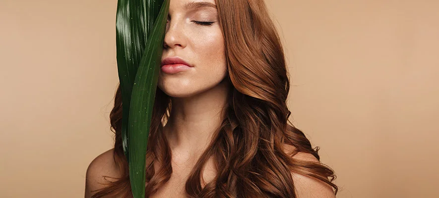 Capelli spenti e diradati: le cause e i rimedi naturali