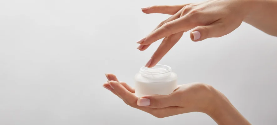 Sole, sabbia e dermatite: come gestire la pelle delle mani in vacanza